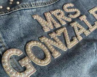 Giacca da sposa in denim personalizzata, giacca da sposa in jeans personalizzata, dettagli in perle, toppe con lettere in strass