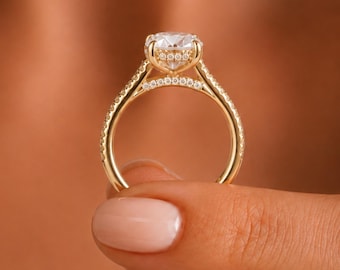 Anello di fidanzamento solitario con moissanite rotonda, con pavé a ponte nascosto a forma di cattedrale in oro 14 carati.