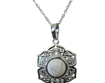 Zilveren howlietbloemhanger met roestvrijstalen ketting. 18 inch. Echt kristal.