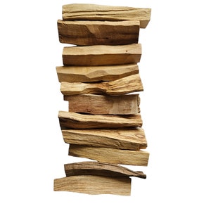 Peut inclure: Une pile de bâtonnets de palo santo brun, un type de bois parfumé utilisé pour le smudging et la purification spirituelle.