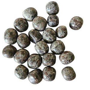 Può includere: Una collezione di pietre burattate lucide, di varie dimensioni, nei toni del grigio, marrone e verde. Le superfici lisce e l'aspetto naturale suggeriscono che si tratti di cristalli o pietre preziose.