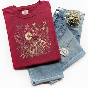 Retro Butterfly Boho Shirt, Vintage Floral Graphic Tee, Comfort Colour Aesthetic Nature T-Shirt, Cottagecore Butterfly Shirt for Women
