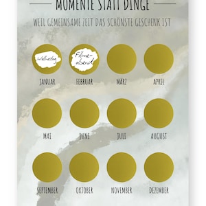 Könnte beinhalten: Ein Poster mit deutschem Text, darunter "Momente statt Dinge" und "Weil gemeinsame Zeit das schönste Geschenk ist." Es zeigt zwölf goldene Kreise, die jeweils einen Monat darstellen. Zwei Kreise enthalten handschriftlichen Text.