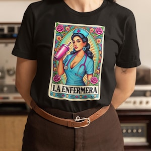 CAMISETA FLORAL DE LA ENFERMERA con lotería de café, agradecimiento a la enfermera y camiseta retro de la profesión de enfermería en español