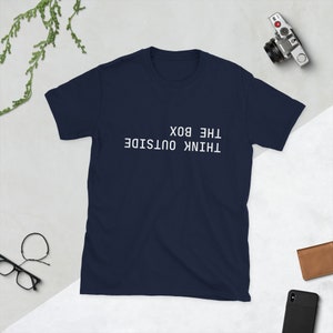 Pensa fuori dagli schemi, maglietta da festa per un amico, maglietta motivazionale, regalo creativo, maglietta con messaggio positivo, regalo ironico