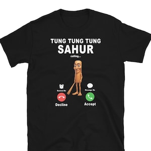 Op de afbeelding: Zwart t-shirt met de tekst "TUNG TUNG TUNG SAHUR calling..." en een cartoonfiguur. Daaronder staan de belknoppen "Decline" en "Accept". De cartoonfiguur is lichtbruin met een lang gezicht en dunne benen.