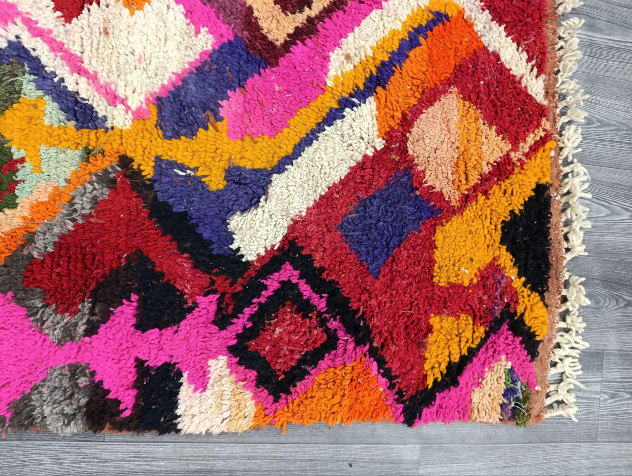 手織りのピンクのモロッコラグ：シャギーウール、ストライプ柄のベニ