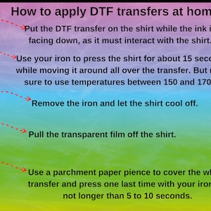 Peut inclure: Un graphique expliquant comment appliquer les transferts DTF &agrave; la maison. Les &eacute;tapes incluent le placement du transfert, le repassage, le refroidissement, le retrait du film et un nouveau pressage. Le fond est un d&eacute;grad&eacute; de violet, de bleu et de vert.