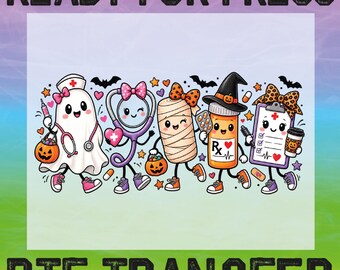 Pode incluir: Uma folha de transferência DTF com o texto READY FOR PRESS e DTF TRANSFER, apresentando uma ilustração de desenho animado de um fantasma enfermeiro, um estetoscópio, uma múmia, um frasco de comprimidos e uma prancheta com temas médicos.