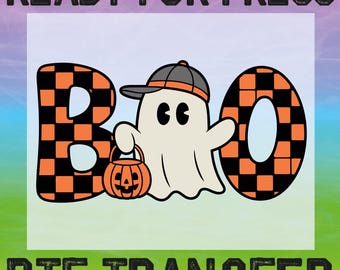 Könnte beinhalten: Ein Halloween-Grafik mit dem Wort "BOO". Die Buchstaben B und O haben orangefarbene und schwarz karierte Muster. Ein Cartoon-Geist mit Hut und Kürbislaterne befindet sich in der Mitte. Der Text "READY FOR PRESS" und "DTF TRANSFER" befindet sich oben und unten.