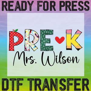 Peut inclure: Un motif de transfert DTF coloré pour la maternelle, avec le texte "PRE-K Mrs. Wilson" orné d'une pomme, de crayons, d'un cœur et d'un crayon. Les mots "READY FOR PRESS" et "DTF TRANSFER" sont également inclus.