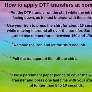 K&ouml;nnte beinhalten: Eine farbenfrohe Infografik mit f&uuml;nf Schritten, wie man DTF-Transfers zu Hause aufbringt. Die Schritte sind von 1 bis 5 nummeriert und mit Pfeilen nach rechts versehen. Die Schritte sind: 1. Legen Sie den DTF-Transfer auf das Shirt, wobei die Tinte nach unten zeigt, da sie mit dem Shirt interagieren muss. 2. Verwenden Sie Ihr B&uuml;geleisen, um das Shirt etwa 15 Sekunden lang zu pressen, w&auml;hrend Sie es &uuml;ber den gesamten Transfer bewegen. Achten Sie jedoch darauf, Temperaturen zwischen 150 und 170 &deg;C zu verwenden. 3. Entfernen Sie das B&uuml;geleisen und lassen Sie das Shirt abk&uuml;hlen. 4. Ziehen Sie die transparente Folie vom Shirt ab. 5. Verwenden Sie ein St&uuml;ck Backpapier, um den gesamten Transfer abzudecken, und dr&uuml;cken Sie mit Ihrem B&uuml;geleisen ein letztes Mal f&uuml;r nicht l&auml;nger als 5 bis 10 Sekunden.