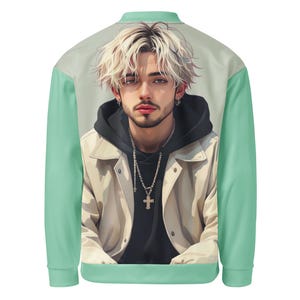Puede incluir: Chaqueta bomber beige y verde claro con una ilustración de estilo anime de una persona que lleva una sudadera con capucha negra, una chaqueta beige y un collar de cruz plateada. La chaqueta tiene mangas verde claro.