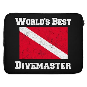 Könnte beinhalten: Schwarze Laptoptasche mit weißem Text "World's Best Divemaster" und einer rot-weißen Taucherflagge.