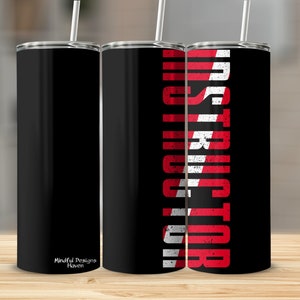 Puede incluir: Tres vasos de acero inoxidable con fondo negro. El vaso de la derecha tiene la palabra "INSTRUCTOR" impresa verticalmente en letras rojas y blancas.