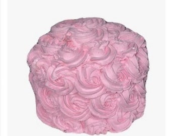 COMIDA FALSA Pastel de crema rosa con rosetas en espiral, pastel rosa, centro de mesa de pastel de rosa falsa, 9 pulgadas de ancho x 5 pulgadas de alto, apropiado, no comestible