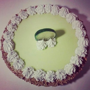 Torta falsa, torta cremosa, torta de creme de limão, migalhas de nozes na borda 6x3” em forma de alumínio