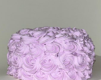 COMIDA FALSA/ Pastel de rosas morado claro/ Pastel de rosas artificiales/ Pastel de rosas falsas/ Centro de mesa/ 9 pulgadas de ancho x 5 pulgadas de alto (apropiado)/ No comestible