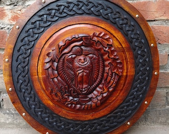 Vikingsköld i trä med snidad bärsärkbjörn – Nordisk dekor och cosplay-rekvisita