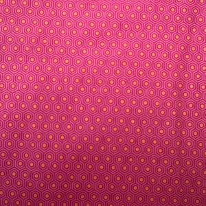 Puede incluir: Primer plano de una tela con un patrón repetitivo de hexágonos rosas y naranjas. Los hexágonos están delineados en un rosa más oscuro, creando un efecto de capas. El textil tiene un diseño vibrante y llamativo.