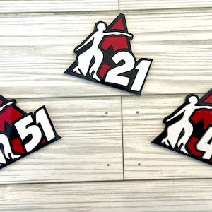 Custom Delta Delta Theta Anstecknadel mit Liniennummer