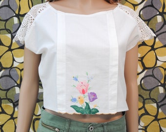 90s white cotton crop top with flower appliques, Size Small, summer festival top