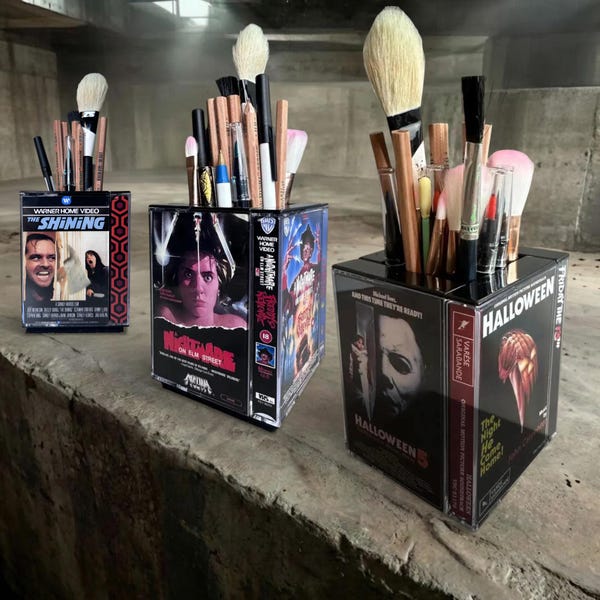 Film d'horreur Cassette adhésif pour bureau Porte-crayons unique Porte-pinceau de maquillage Vintage Horror Decor VHS Halloween Friday 13th Elm St