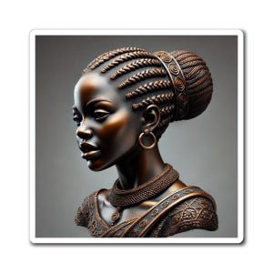 Può includere: Un busto in bronzo di una donna con capelli intrecciati intricati e gioielli decorati. La scultura è posizionata su uno sfondo grigio.