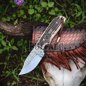 Handgefertigte Damast-Stier Cuttermesser: Griff aus Hirschhorn, Lederscheide