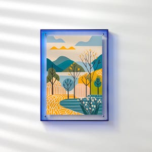 Peut inclure: Une impression d'art encadr&eacute;e repr&eacute;sentant un paysage illustr&eacute; avec une sc&egrave;ne naturelle. L'&oelig;uvre d'art pr&eacute;sente des arbres, des montagnes et de l'eau dans des tons de bleu, jaune et vert. L'impression est encadr&eacute;e dans un cadre bleu vif.