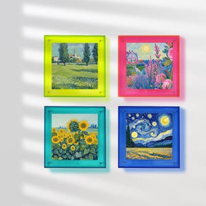 Puede incluir: Cuatro pinturas enmarcadas con diferentes fondos coloridos. Las pinturas son de un campo de girasoles, un cielo estrellado nocturno, un campo de flores con una casa en el fondo y un campo con una iglesia en el fondo.