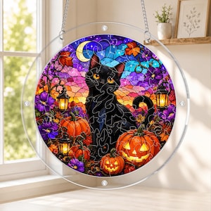 Può includere: Un puzzle circolare in stile vetrata raffigurante un gatto nero seduto tra zucche arancioni e lanterne luminose. Lo sfondo mostra un vivace cielo al tramonto con nuvole viola e blu, una luna crescente e fiori viola.