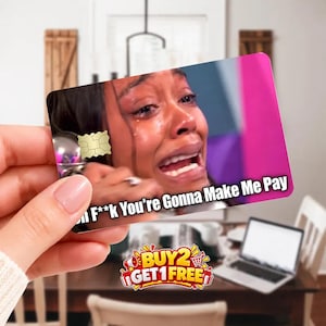 Pode incluir: Um cartão de crédito retangular com um meme impresso de uma pessoa a chorar com o texto "Oh F**k You're Gonna Make Me Pay" em letras brancas. O cartão inclui um chip EMV dourado no lado esquerdo e um fundo rosa e roxo vibrante.
