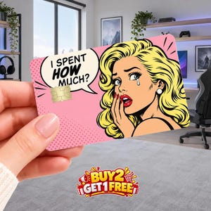 Pode incluir: Um adesivo retangular para cartão de crédito com fundo rosa e padrão de bolinhas brancas. O design inclui uma ilustração estilo banda desenhada de uma pessoa loira com uma lágrima e um balão com o texto I SPENT HOW MUCH?