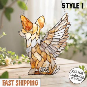 Könnte beinhalten: Glas-Suncatcher in Form eines Chihuahuas mit Engelsflügeln. Der Suncatcher besteht aus bernsteinfarbenen, weißen und braunen Glasteilen. Das Wort "COCA" steht unten. Der Text "STYLE 1" steht oben.