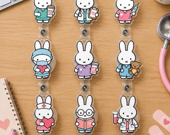 Puede incluir: Nueve portatarjetas de acrílico con Miffy el conejo en varios roles médicos. Los personajes visten batas, uniformes de enfermería o ropa de quirófano y sostienen objetos como una taza de café, un portapapeles, una jeringa o un osito.