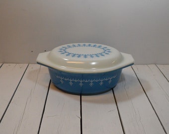 Pyrex Snowflake Garland Oval Casserole #043 with Lid