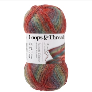 以下が含まれることがあります： 赤、青、緑、黄色の混合色のLoops & Threads Skyscapeアクリル混紡糸の玉。ラベルには「Paysage Céleste」と記載されており、240 m / 100 gと表示されています。