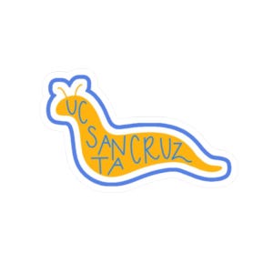 Puede incluir: Una pegatina troquelada con forma de babosa amarilla con las palabras "UC SANTA CRUZ" en azul y amarillo. La babosa está delineada en azul y el texto es de estilo manuscrito.