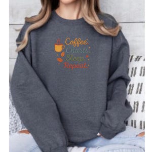 Sudadera de enfermera divertida: repetición del sueño con gráficos de café - Cuello redondo médico acogedor