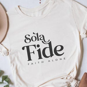 Sola Fide Christliches T-Shirt: Reflektiertes Theologie-Glaubens-T-Stück