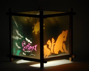 Linterna de armonía de oso y salmón