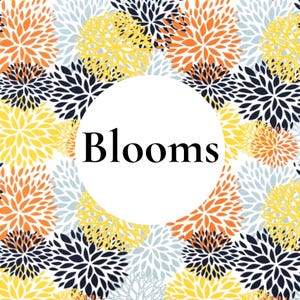 K&ouml;nnte beinhalten: Ein sich wiederholendes Muster aus stilisierten Blumenformen in den Farben Orange, Gelb, Marineblau und Hellgrau. Ein gro&szlig;er wei&szlig;er Kreis ist &uuml;ber dem Muster zentriert und enth&auml;lt den schwarzen Text "Blooms" in einer Serifenschrift.