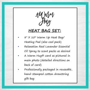 K&ouml;nnte beinhalten: Eine wei&szlig;e Informationskarte mit schwarzem Text mit dem Titel A Warm Hug Heat Bag Set. Sie listet ein 20,32 cm mal 25,4 cm gro&szlig;es W&auml;rmekissen, Lavendel-Spray, eine Anleitungskarte und einen wiederverwendbaren Baumwollbeutel f&uuml;r das Set auf.