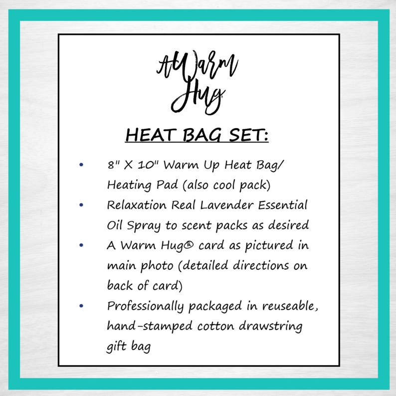 K&ouml;nnte beinhalten: Eine wei&szlig;e Informationskarte mit schwarzem Text mit dem Titel A Warm Hug Heat Bag Set. Sie listet ein 20,32 cm mal 25,4 cm gro&szlig;es W&auml;rmekissen, Lavendel-Spray, eine Anleitungskarte und einen wiederverwendbaren Baumwollbeutel f&uuml;r das Set auf.