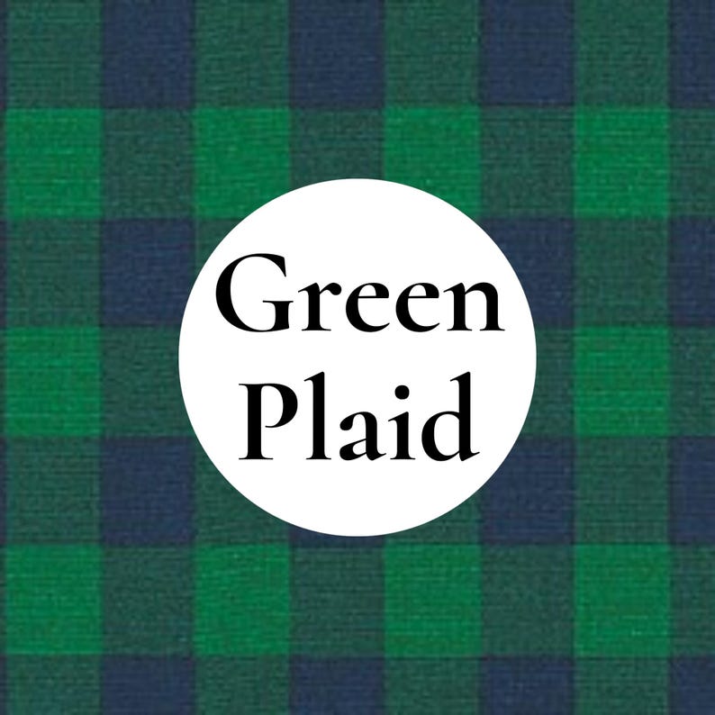 K&ouml;nnte beinhalten: Ein Stoff mit einem sich wiederholenden Karomuster in Dunkelgr&uuml;n und Marineblau. In der Mitte des Bildes befindet sich eine wei&szlig;e kreisf&ouml;rmige &Uuml;berlagerung mit dem schwarzen Text "Green Plaid", der in einer Serifenschrift geschrieben ist.