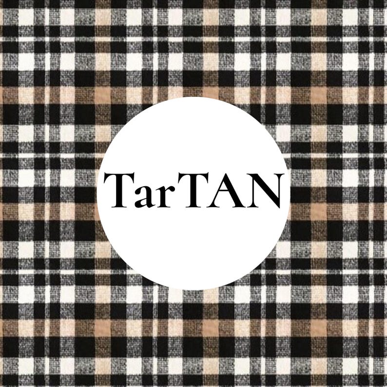 Puede incluir: Un patr&oacute;n textil con un dise&ntilde;o de cuadros cl&aacute;sico en tonos negro, blanco y beige. Un gran c&iacute;rculo blanco est&aacute; centrado sobre el patr&oacute;n, conteniendo el texto negro TarTAN en una fuente serif, claramente visible sobre el fondo de cuadros.