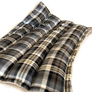 Puede incluir: Un coj&iacute;n rectangular acolchado con un patr&oacute;n de cuadros cl&aacute;sico en tonos gris carb&oacute;n, negro, blanco y beige apagado. El art&iacute;culo est&aacute; construido con cuatro secciones acolchadas paralelas que crean una textura suave y elevada.