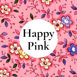 K&ouml;nnte beinhalten: Ein Stoffmuster mit rosa Hintergrund und einem sich wiederholenden Blumenmuster in Gelb-, Blau- und Dunkelrosat&ouml;nen. Eine wei&szlig;e kreisf&ouml;rmige &Uuml;berlagerung in der Mitte enth&auml;lt den schwarzen Text Happy Pink in Serifenschrift, zentriert auf dem Blumenmuster.