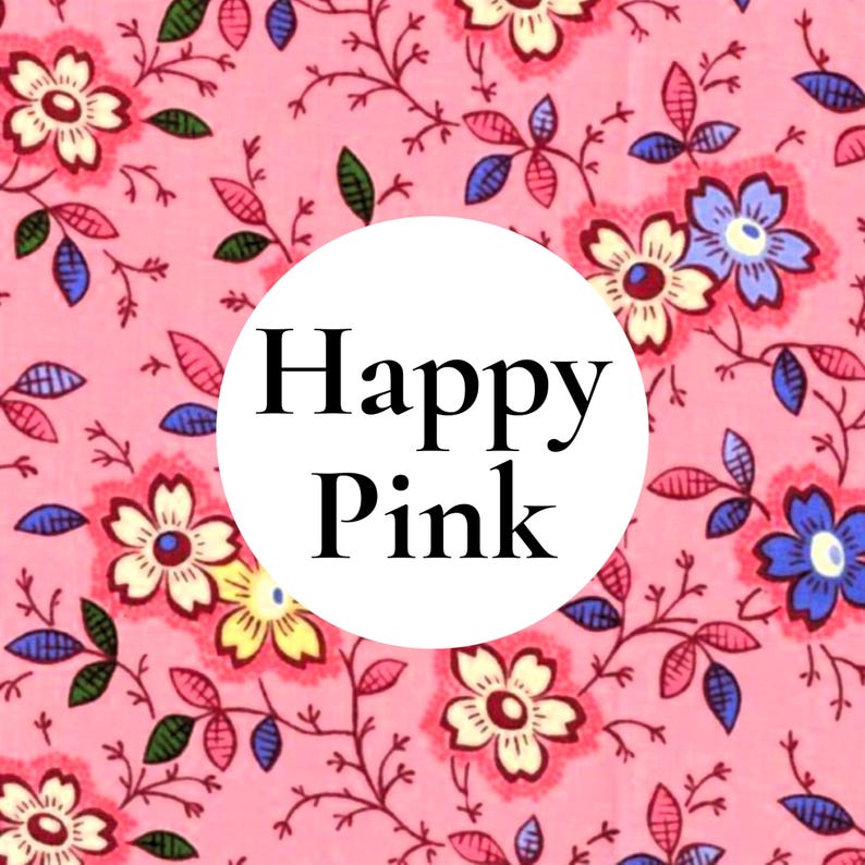 K&ouml;nnte beinhalten: Ein Stoffmuster mit rosa Hintergrund und einem sich wiederholenden Blumenmuster in Gelb-, Blau- und Dunkelrosat&ouml;nen. Eine wei&szlig;e kreisf&ouml;rmige &Uuml;berlagerung in der Mitte enth&auml;lt den schwarzen Text Happy Pink in Serifenschrift, zentriert auf dem Blumenmuster.